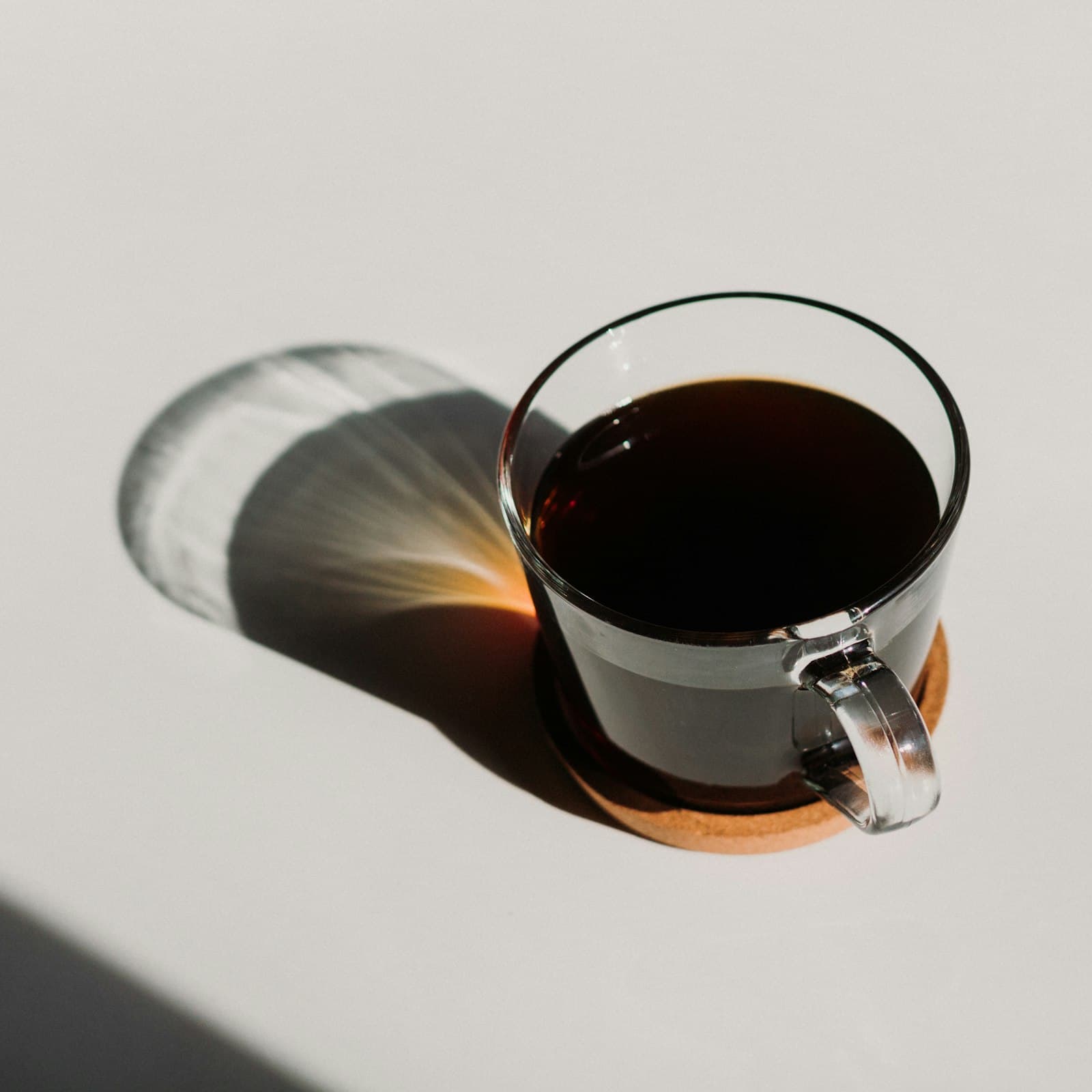 Café filtrado na luz da manhã